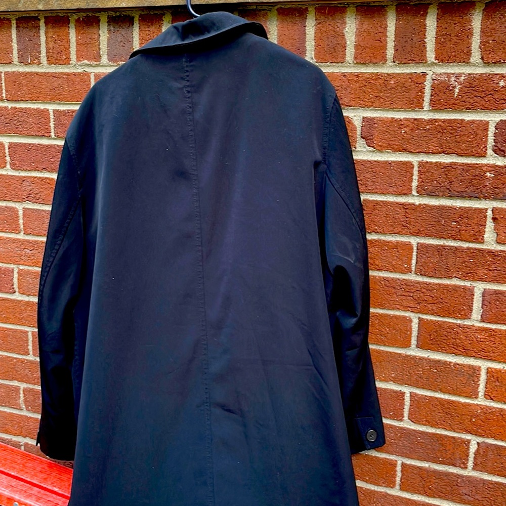 Mens sleek Michael Kors dress jacket quilted interior for comfort, hidden button